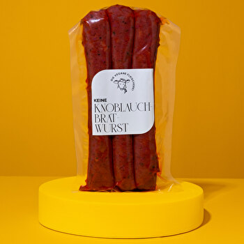 Mit der Keine Knoblauchbratwurst von Die Vegane Fleischerei erhältst du die klassische Keine Bratwurst mit einer Extraportion Knoblauch.