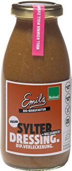 Emils Bio-Manufaktur kredenzt uns hier ein feines Sylter Dressing mit geräucherter Zwiebel und kombiniert mit echtem Aceto Balsamico di Modena - so bekommt das Dressing auch seine kräftig braune Farbe.