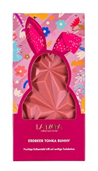 Erdbeere Tonka Bunny von LA MARA Chocolaterie – Ein fruchtig-cremiges Geschmackserlebnis! Hier trifft aromatische Erdbeere auf die feine, vanillige Note der Tonkabohne – vereint in einer kunstvollen Hasenform.