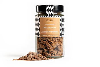 Nice Nougat Trinkschokolade von LA MARA Chocolaterie ist eine cremig-helle Schokolade, die mit 100%igem Haselnussmark aus eigener Herstellung verfeinert wird.
