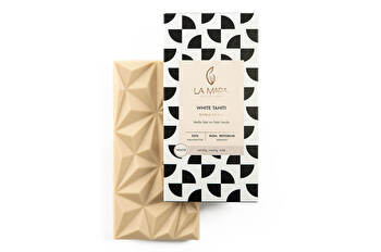 White Tahiti Tafelschokolade von LA MARA Chocolaterie ist zarter Genuss in Form einer weißen Tafel: Vegane Schokolade, die mit cremigem Pistazienmark und dem einzigartigen Geschmack von echter Tahiti-Vanille verfeinert wird.