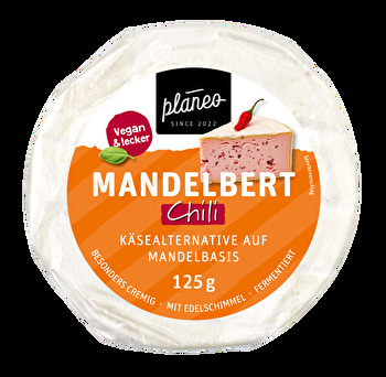 Der Mandelbert Chili von planeo ist eine wirklich gelungene vegane Camembert-Alternative mit einem gesunden Maß an feurigen Chilis.
