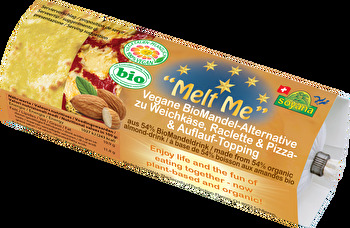 Das Melt Me - Vegane BioMandel-Alternative zu Weichkäse, Raclette und Pizza- & Auflauf-Topping von Soyana kannst Du pur als vegane Weichkäse-Alternative genießen oder allerhand Essenskreationen eine herrliche vegane Käsekruste verleihen.