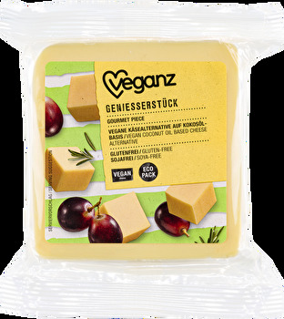 Das Geniesserstück von Veganz ist vielfältig einsetzbar und lässt sich sowohl gerieben auf einer Pizza, als auch in Scheiben auf Brot verzehren.