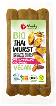 Thai Wurst von Wheaty – Eine pflanzliche Hommage an die nordthailändische „Sai Ua“-Wurstspezialität. Diese aromatische Kreation vereint natürliche Süße von Datteln, erdiges Kurkuma und eine feine Schärfe durch Chili, Knoblauch und Ingwer.