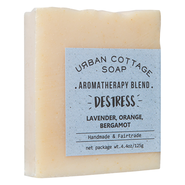 Die Urban Cottage Soap Destress beinhaltet wertvolle ätherische Öle von Lavendel, Bergamotte und Orange und wirkt beruhigend auf Haut und Sinne.