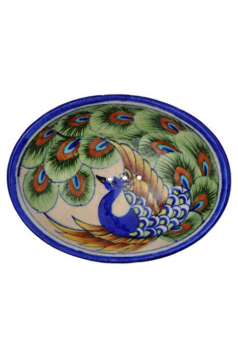 Die handgefertigte Seifenschale Pfauenauge von Tranquillo ziert die wunderschöne, elegante Zeichnung eines Pfaus in kräftigen Farben.