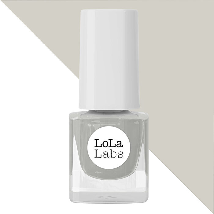LoLaLabs' zarter Farbton Küstennebel legt sich in seinem hellen Grau sanft auf Deine Nägel.