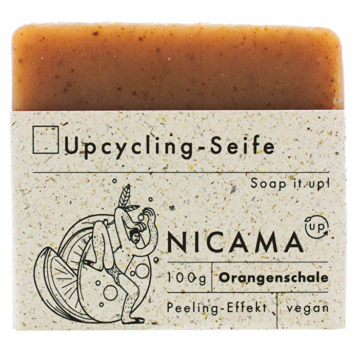 NICAMA rettet die Orangenschale und das feine Orangenöl vor der Tonne und stellt diese hochwertige Upcyclingseife mit Peelingeffekt-Orangenschale her.