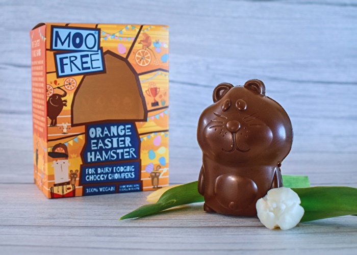 Du kannst Schokoladen Osterhasen nicht mehr sehen? Dann haben wir hier das Richtige für dich, denn der Anblick dieses süßen Orangen Schoko Hamsters von Moo Free zaubert dir gewiss ein Lächeln ins Gesicht.
