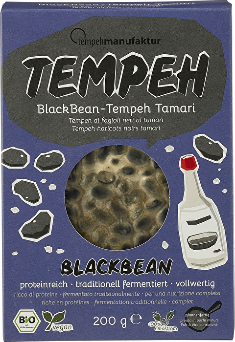 Der BlackBean Tempeh Tamari von Tempehmanufaktur wird aus schwarzen Bohnen und Edelschimmel sorgfältig gereift.