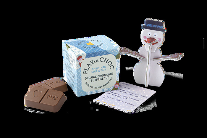 Der Winter & Weihnachten Überraschungswürfel von PLAYin CHOC enthält zwei Stückchen köstliche Bio-Schokolade, eine 