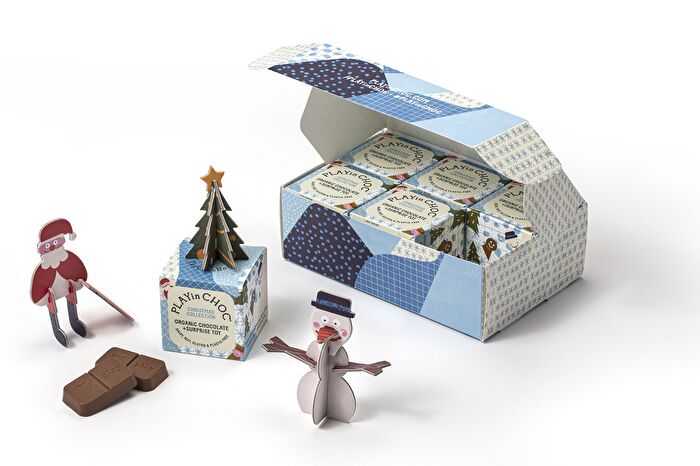 Die Winter & Weihnachten Geschenkbox von PLAYin CHOC versorgt dich mit 6 tollen Überraschungswürfeln, die sowohl leckere Schokolade, als auch eine Weihnachtsfigur inkl. zugehöriger Fun Fact Karte enthalten.