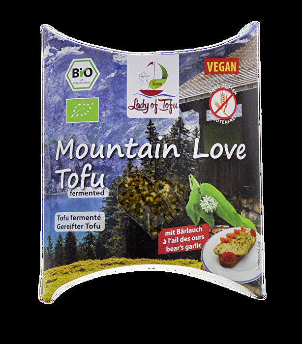 Mountain Love Tofu mit Bärlauch ist ein schnittfester, eingelegter Tofu von Lord of Tofu, der sich bestens als Brotbelag oder Salatbeigabe eignet.