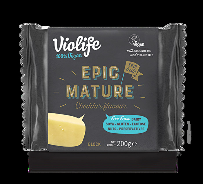 Der Epic Mature Block von Violife hat mit seinem herrlich-intensiven Cheddargeschmack großes Snackpotential und könnte im Nu aufgefuttert sein - also schnell zugreifen!