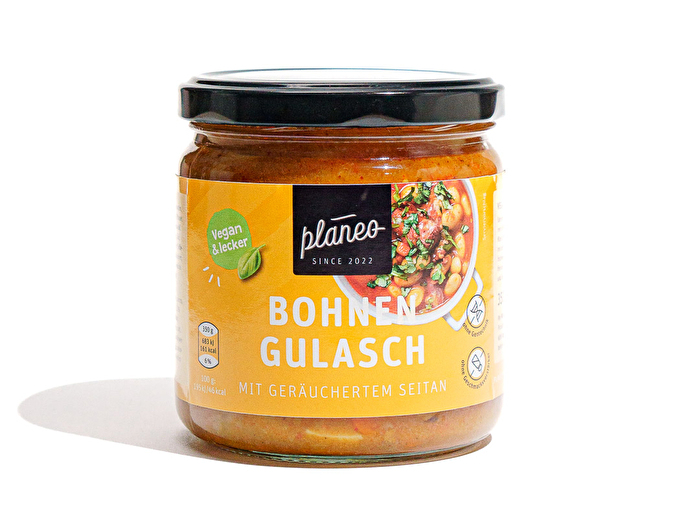 Mit diesem Bohnen Gulasch auf Bohnenbasis bringt planeo den ungarischen Klassiker in veganer Variante in jede Küche.