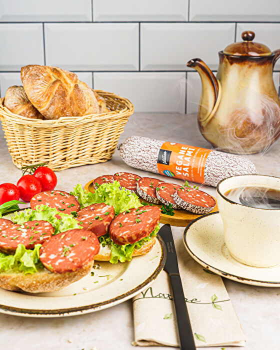 Unsere Vegane Salami von planeo ist ein echte Highlight auf jedem Frühstückstisch!