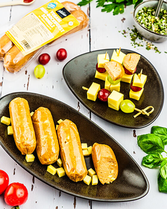 Vegane Mini-Bockwurst mit Käsealternative - was willst Du mehr?