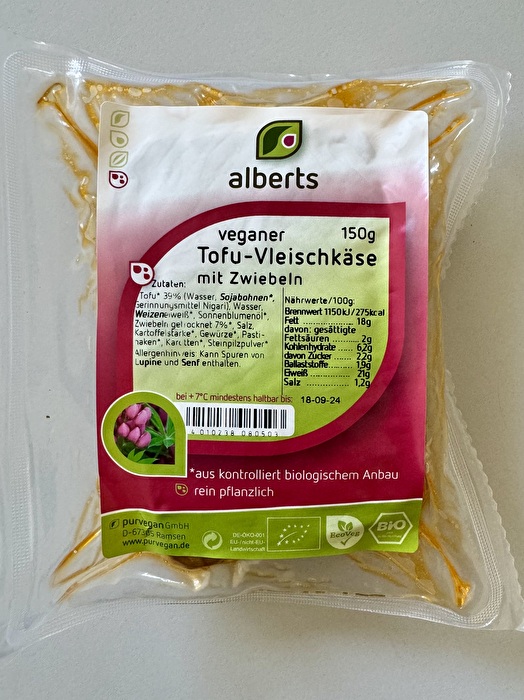 Der Tofu-Vleischkäse Zwiebel von alberts lässt sich hervorragend in der Pfanne oder auf dem Grill zubereiten.