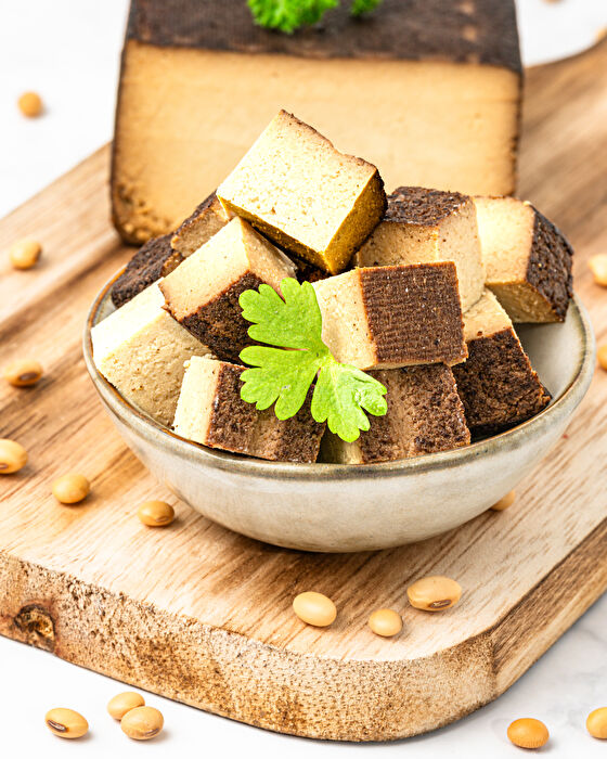 Der BIO Räuchertofu ungekühlt von planeo kommt endlich ganz ohne zusätzliche Kühlung aus und behält trotzdem den tollen Geschmack und die Konsistenz.