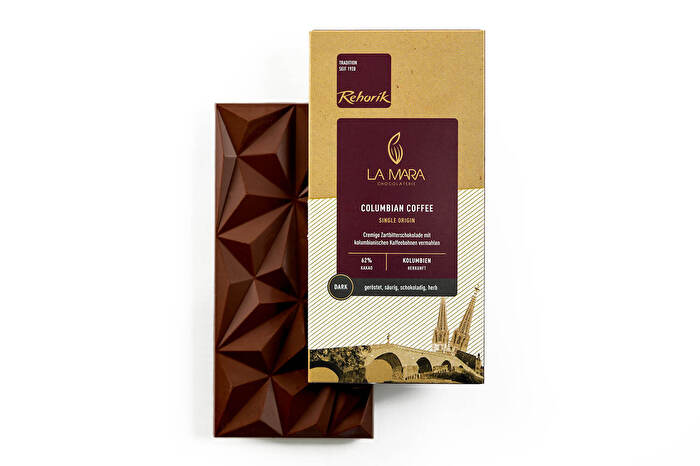 Columbian Coffee Tafelschokolade von LA MARA Chocolaterie – Ein Genuss für Schokoladen- und Kaffeeliebhaber! Feinste, vegane Zartbitterschokolade verschmilzt mit vermahlenen Castillo-Kaffeebohnen zu einem intensiven, herben Geschmackserlebnis mit feiner Kaffeenote.