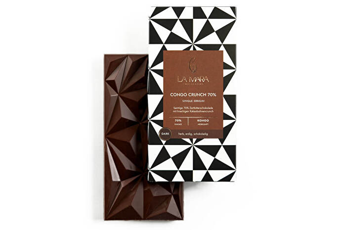 Die Congo Crunch 70% Tafelschokolade von LA MARA Chocolaterie begeistert mit samtiger Zartbitterschokolade und einem einzigartigen Kakaobohnencrunch.