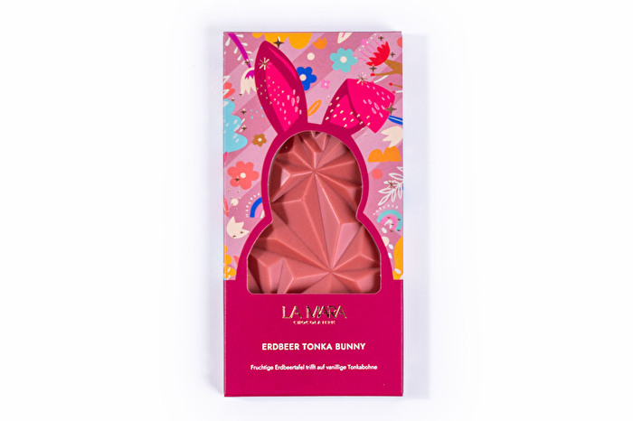 Erdbeere Tonka Bunny von LA MARA Chocolaterie – Ein fruchtig-cremiges Geschmackserlebnis! Hier trifft aromatische Erdbeere auf die feine, vanillige Note der Tonkabohne – vereint in einer kunstvollen Hasenform.