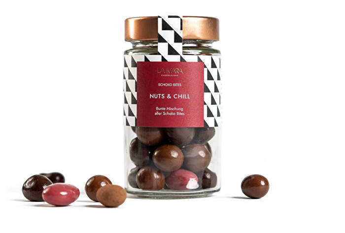 Nuts & Chill Schoko-Bites von LA MARA Chocolaterie ist eine bunte Mischung aus schokolierten Schalenfrüchten und Erdnüssen – perfekt für alle Naschkatzen!