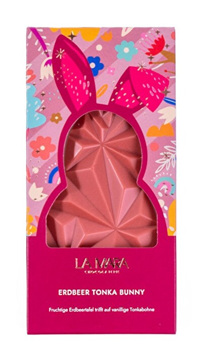 Erdbeere Tonka Bunny von LA MARA Chocolaterie – Ein fruchtig-cremiges Geschmackserlebnis! Hier trifft aromatische Erdbeere auf die feine, vanillige Note der Tonkabohne – vereint in einer kunstvollen Hasenform.