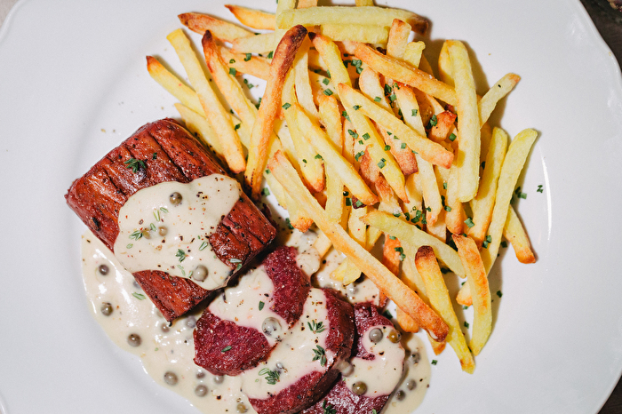 Das vegane Stück Lammfleisch kommt mit satten 38g Sojaeiweiß daher, was es zu einem regelrechten Fitnessprodukt macht.