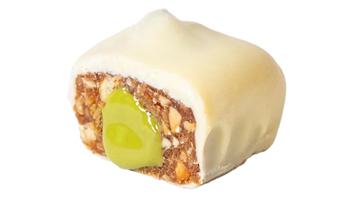 Süße Datteln treffen hier auf Matcha und einen Hauch von Kokos in einem Überzug aus weißer Schokolade.