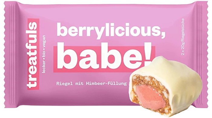 Die Cashew Himbeer Gefüllte Riegel von treatfuls kommen in einer weißen Schokolade mit einer süßen Füllung aus Himbeere und Dattel daher.
