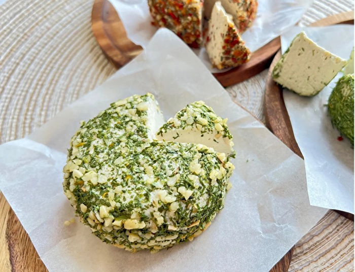 Dabei bildet sich eine leichte Kruste, während der cremige Kern erhalten bleibt.