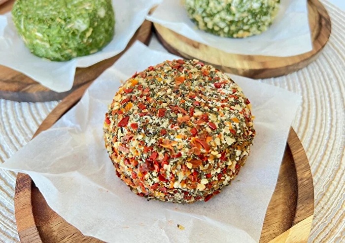 Petit Frais Bruschetta – die pflanzliche Alternative zu Frischkäse von Petit Veganne. Diese cremige Spezialität reift über mehrere Wochen, wodurch sie eine feine Kruste entwickelt und ihren zarten, cremigen Kern bewahrt.