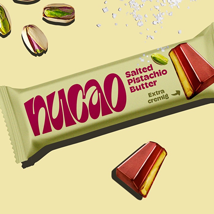 Der vegane Schokoriegel Salted Pistachio Butter von nucao schmeckt herrlich nach Pistaziencreme, die mit einem Hauch Meersalz abgestimmt ist.