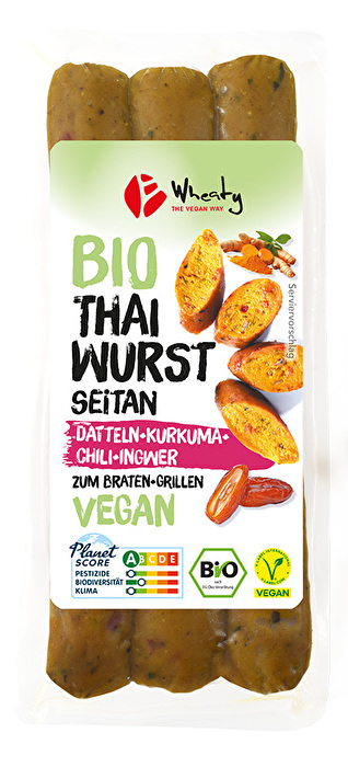 Thai Wurst von Wheaty – Eine pflanzliche Hommage an die nordthailändische „Sai Ua“-Wurstspezialität. Diese aromatische Kreation vereint natürliche Süße von Datteln, erdiges Kurkuma und eine feine Schärfe durch Chili, Knoblauch und Ingwer.