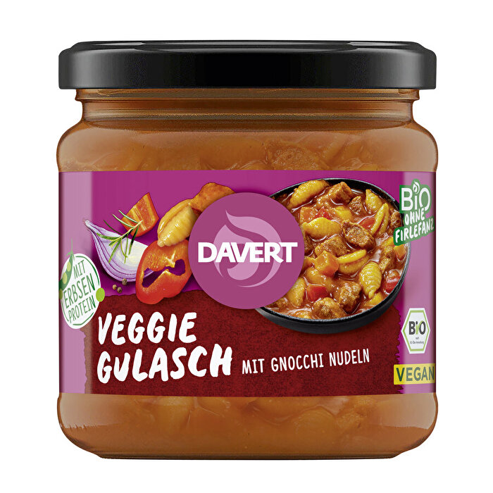 Das Veggie Gulasch mit Gnocchi Nudeln von Davert ist schnell zubereitet.