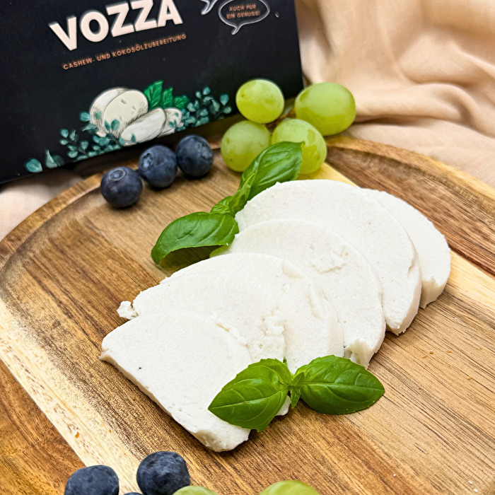Der Vozza von VEEZE bringt italienisches Flair in deine Küche. Als Alternative zu klassischen Mozzarella überzeugt er sowohl kalt als auch warm.
