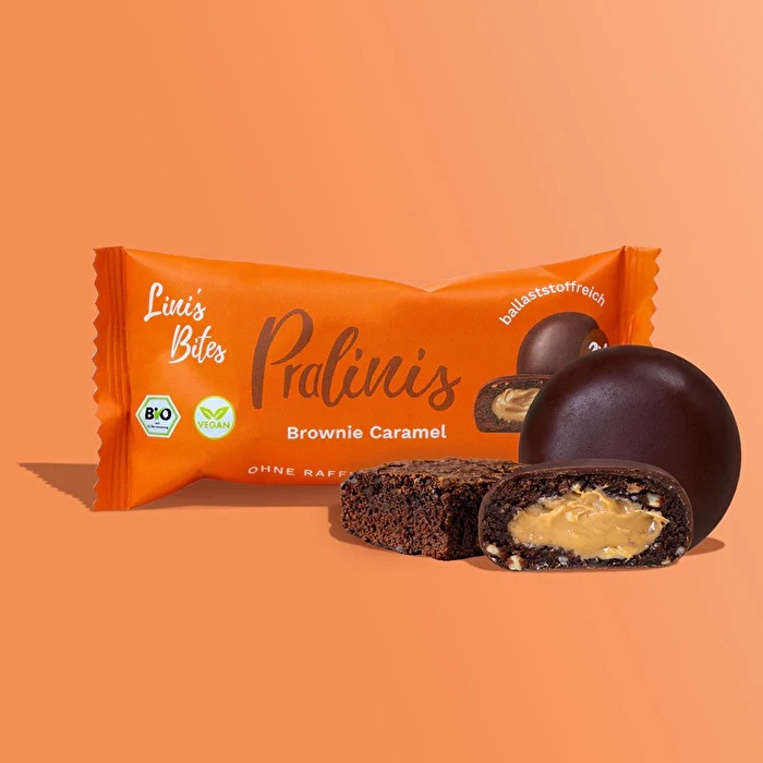 Was entsteht wenn zartschmelzende Cashew-Kokos-Creme auf vollmundige Schokolade und weichen Keks trifft? In diesem Fall sind es die grandiosen Brownie Caramel Pralinis von Lini's Bites.