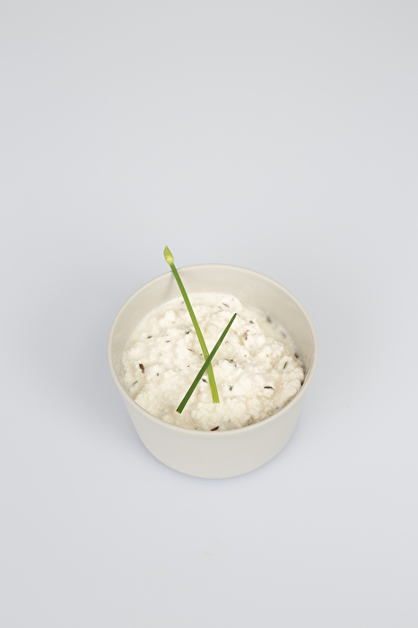 Die Geschmacklich präsentiert sich der Cottage Protein+ mild, frisch und dezent säuerlich. Der Käse ist verzehrfertig und gut gekühlt besonders lecker. Stückchen mit feinen Kräutern erinnern optisch und in ihrer Konsistenz an klassischen Hüttenkäse.