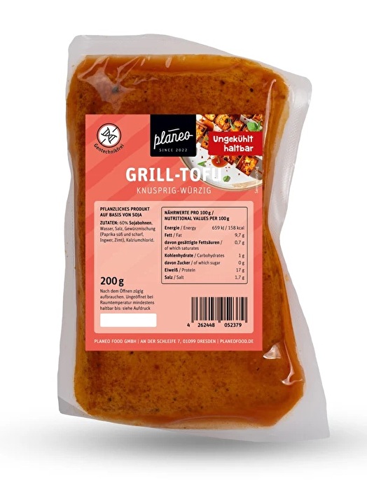 Der Grill-Tofu von planeo bringt mit seiner herzhaften Marinade ordentlich Geschmack auf dein Rost.