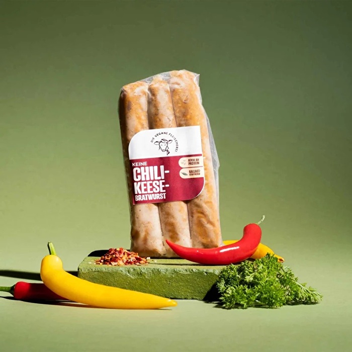 Keine Chili-Keese Bratwurst von Die Vegane Fleischerei ist die perfekte vegane Alternative zur traditionellen Bratwurst, gefüllt mit würzigem Chili-Käse.