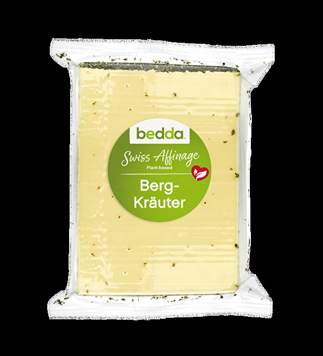 Der Swiss Affinage Bergkräuter Blöckli von bedda ist eine pflanzliche Alternative zu würzigem Bergkäse.