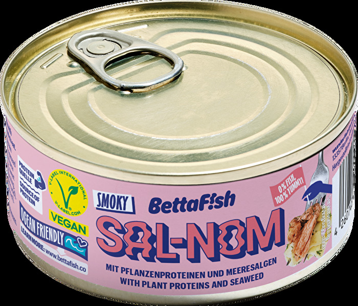 Der SAL-NOM von BettaF!sh ist ein Lachsersatz in der Dose in Bestform! Basierend auf Meeresalgen, Erbsen und Ackerbohnen bietet er einen klassischen Geschmack, der kaum vom Original zu unterscheiden ist.