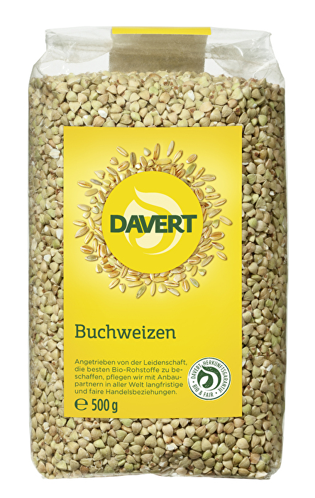 Der Buchweizen von Davert gilt als Pseudogetreide und ist als heimisches Superfood bekannt, da er reich an essentiellen Aminosäuren, Mineralstoffen und Ballaststoffen ist. Er eignet sich hervorragend – roh oder geröstet – als Topping für Müsli und Salate.
