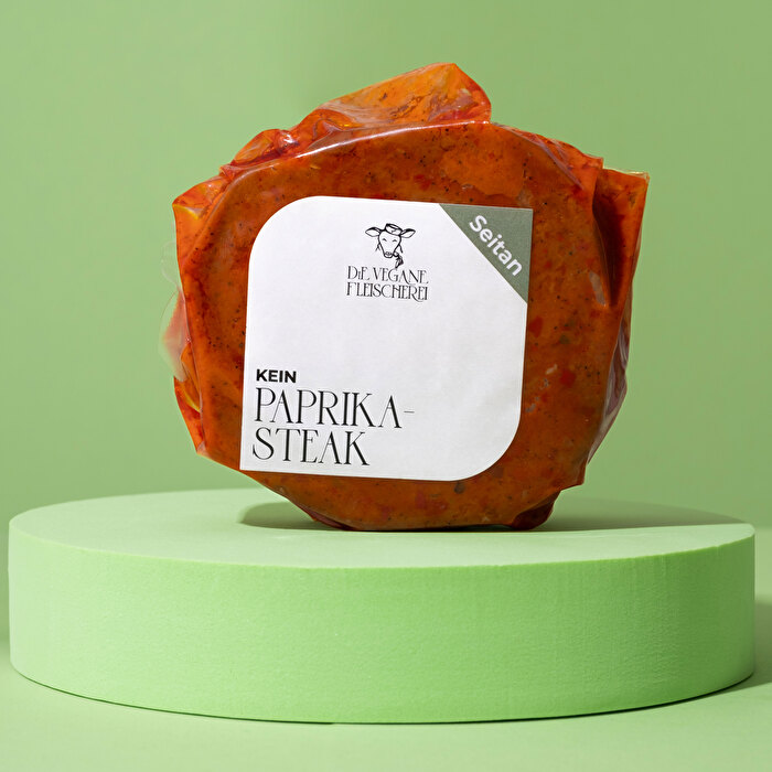 Für alle, die eine wirklich erstklassige und authentische Alternative für die Grillsaison suchen, ist das Sortiment von Die Vegane Fleischerei die perfekte Lösung. Dieses Kein Paprikasteak wird in hauseigener Produktion hergestellt und in einer delikaten Paprikamarinade eingelegt.