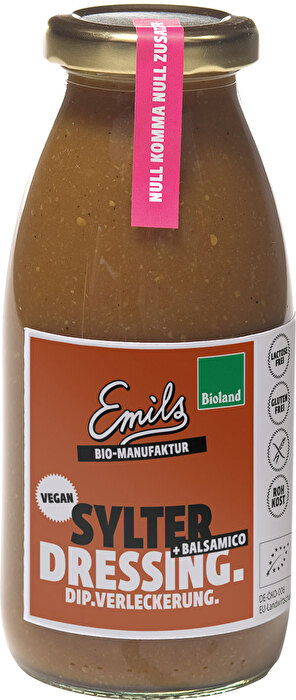 Emils Bio-Manufaktur kredenzt uns hier ein feines Sylter Dressing mit geräucherter Zwiebel und kombiniert mit echtem Aceto Balsamico di Modena - so bekommt das Dressing auch seine kräftig braune Farbe.