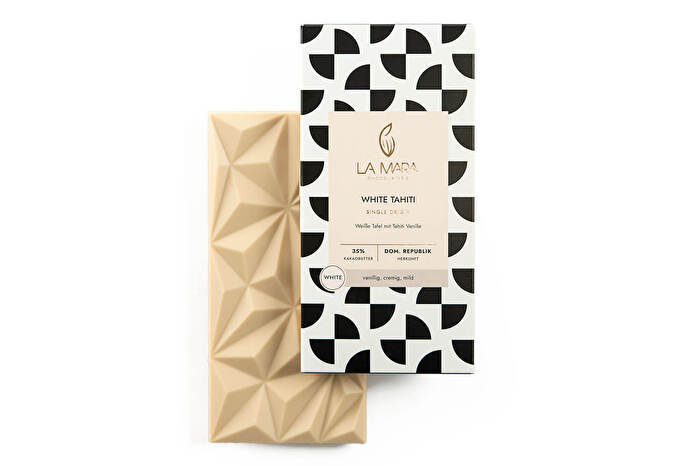 White Tahiti Tafelschokolade von LA MARA Chocolaterie ist zarter Genuss in Form einer weißen Tafel: Vegane Schokolade, die mit cremigem Pistazienmark und dem einzigartigen Geschmack von echter Tahiti-Vanille verfeinert wird.
