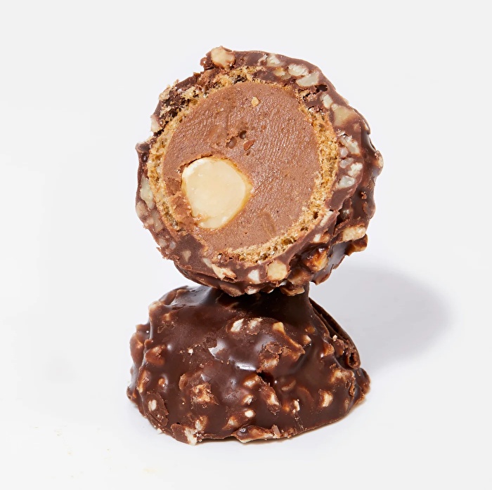 Mit dem Nutty Choc Balls 9 Pack von LoveRaw bist du optimal ausgestattet, wenn dich mal wieder eine Heißhunger Attacke überkommt oder du spontan Besuch zum Kaffee bekommst.