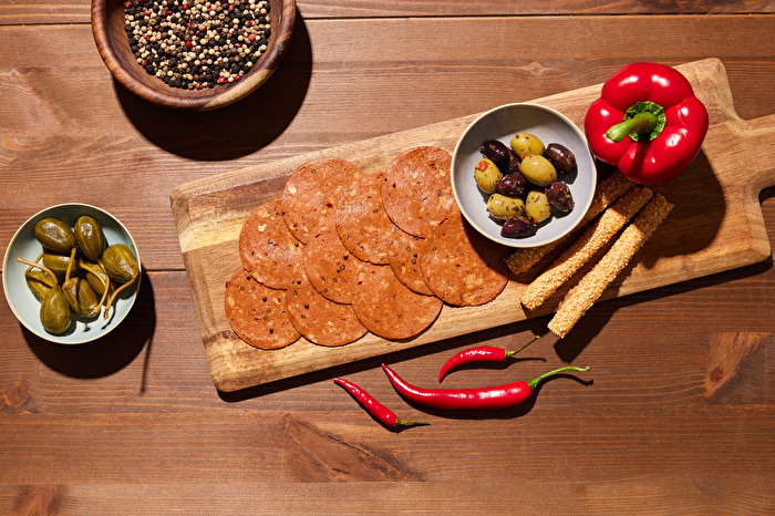Für Liebhaber des etwas herzhafteren Brotbelages bietet die Vegane Salami Pepperoni von planeo etwas ganz Besonderes!
